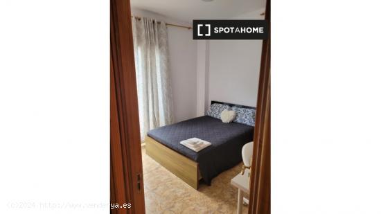 Se alquila habitación en piso de 5 habitaciones en Las Palmas de Gran Canaria - LAS PALMAS