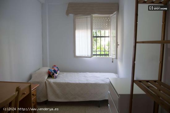  Se alquila habitación amueblada en un apartamento de 4 dormitorios en La Macarena - SEVILLA 