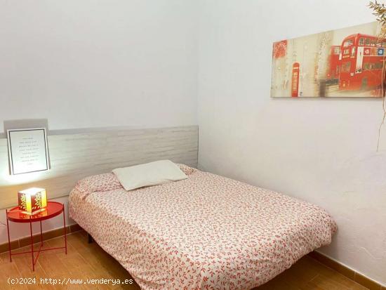  Se alquila habitación en piso de 3 habitaciones en Málaga - MALAGA 
