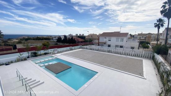 Gran villa de lujo con piscina exclusiva y pista de padel frente mar - ALICANTE