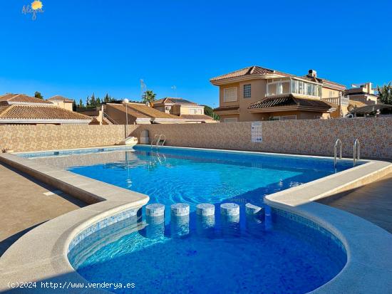 Maravilloso chalet en urbanización privada con piscina comunitaria - ALICANTE