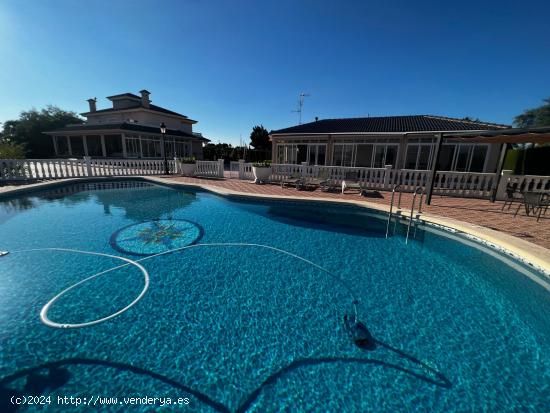 Chalet a la venta con piscina y pista de tenis en Elche, zona Perleta. - ALICANTE