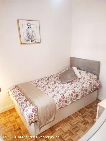  Se alquilan habitaciones en apartamento de 5 habitaciones en Villa De Vallecas - MADRID 