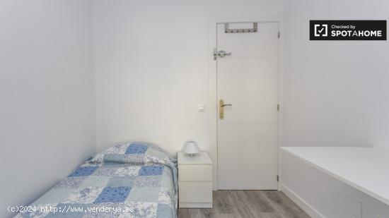 Buena habitación con armario independiente en el apartamento de 3 dormitorios, Usera - MADRID