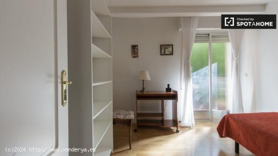 Se alquila habitación con balcón en piso de 3 dormitorios en Guindalera - MADRID