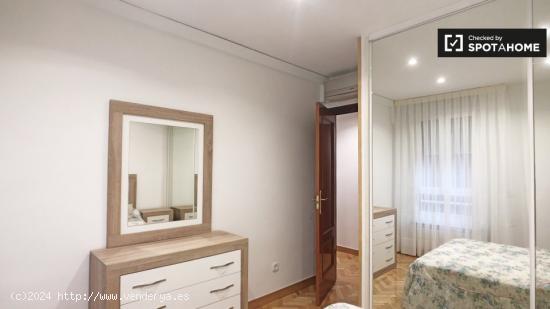 Elegante habitación solo para mujeres en apartamento de 4 dormitorios en Ciudad Lineal - MADRID