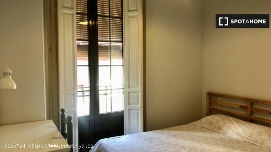 Se alquila habitación en piso de 5 dormitorios en Centro, Sevilla - SEVILLA