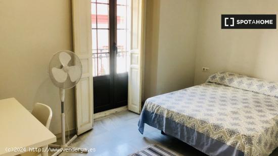Se alquila habitación en piso de 5 dormitorios en Centro, Sevilla - SEVILLA