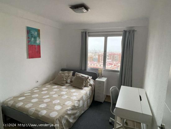  Se alquilan habitaciones en piso de 3 dormitorios Pl. de Miraflores - MALAGA 