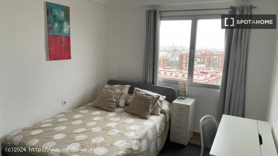 Se alquilan habitaciones en piso de 3 dormitorios Pl. de Miraflores - MALAGA