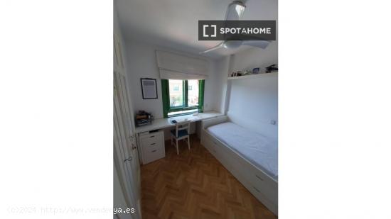 Se alquila habitación en piso de 3 habitaciones en Boadilla Del Monte - MADRID