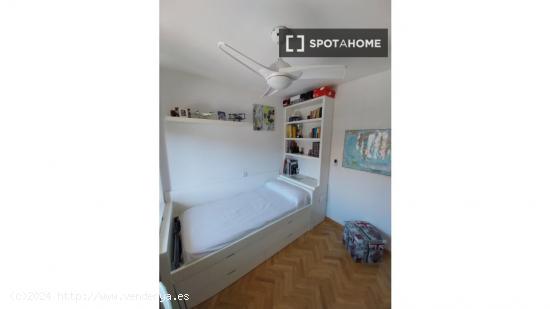 Se alquila habitación en piso de 3 habitaciones en Boadilla Del Monte - MADRID