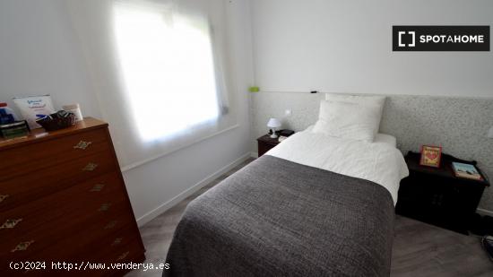 Habitación equipada con cómoda en un apartamento de 3 dormitorios, Usera - MADRID