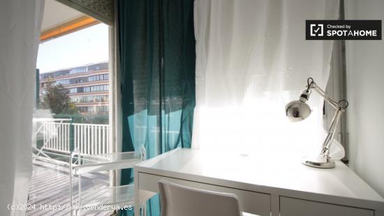 Elegante habitación con cama individual y balcón en alquiler en Zona Universitaria - BARCELONA