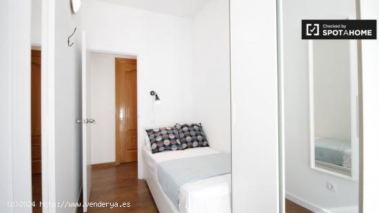 Elegante habitación con cama individual y balcón en alquiler en Zona Universitaria - BARCELONA