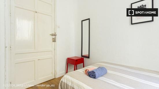 Habitación amueblada en apartamento de 7 dormitorios en Salamanca, Madrid - MADRID