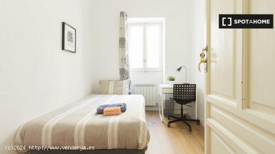 Habitación amueblada en apartamento de 7 dormitorios en Salamanca, Madrid - MADRID