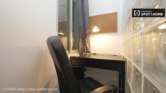 Habitación amueblada en apartamento de 5 dormitorios, Sant Martí - BARCELONA
