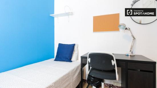 Acogedora habitación en alquiler en apartamento de 3 dormitorios en Sants - BARCELONA