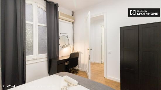 Alquiler de habitaciones en piso de 8 habitaciones en Barcelona - BARCELONA
