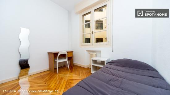 Amplia habitación con vistas en un apartamento compartido, Chueca - MADRID