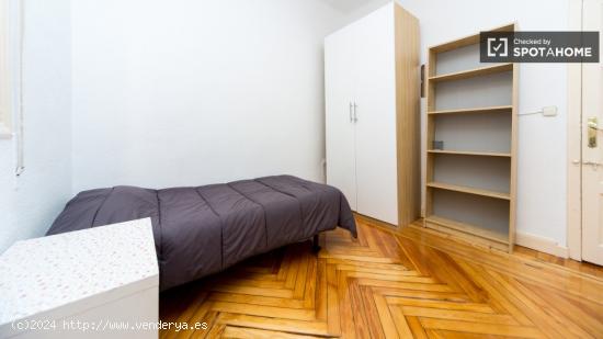 Amplia habitación con vistas en un apartamento compartido, Chueca - MADRID