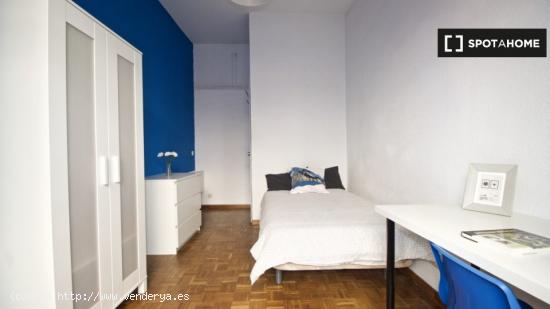 Cómoda habitación en apartamento de 5 habitaciones, Lavapiés - MADRID