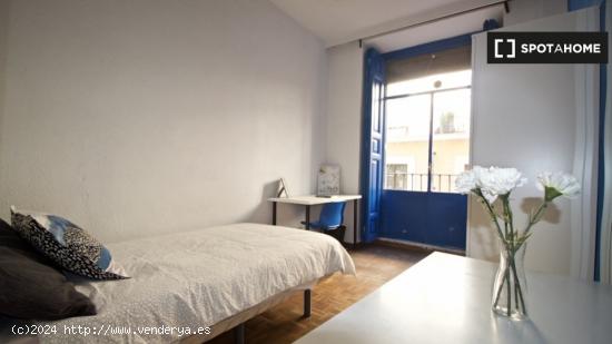 Cómoda habitación en apartamento de 5 habitaciones, Lavapiés - MADRID