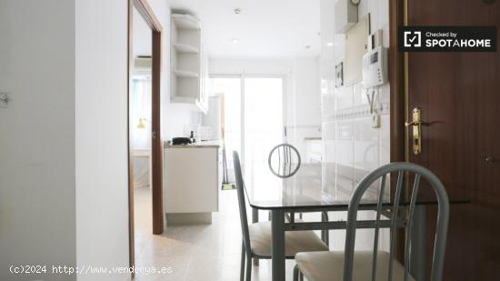 Habitación luminosa en apartamento de 7 dormitorios cerca de Plaza Castilla - MADRID