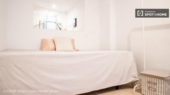 Se alquila habitación en apartamento de 4 dormitorios en Tetuán - MADRID