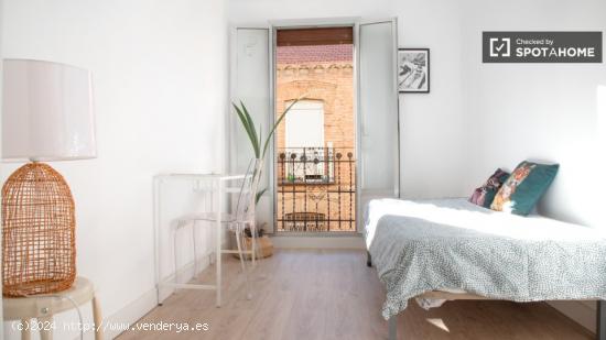 Se alquila habitación en apartamento de 4 dormitorios en Tetuán - MADRID