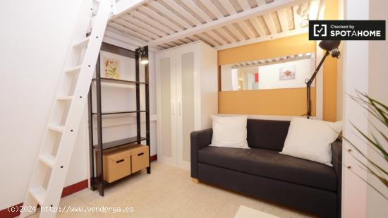 Colorida habitación en alquiler en un apartamento de 4 dormitorios en L'Eixample - BARCELONA