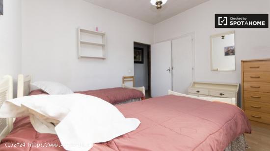 Se alquila habitación con baño en apartamento de 2 dormitorios en Ciudad Lineal - MADRID