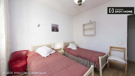 Se alquila habitación con baño en apartamento de 2 dormitorios en Ciudad Lineal - MADRID