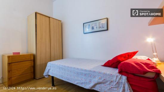 Habitación luminosa con cómoda en piso compartido, Latina - MADRID