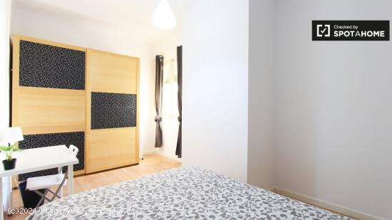 Cómoda habitación con calefacción en piso compartido, Salamanca - MADRID