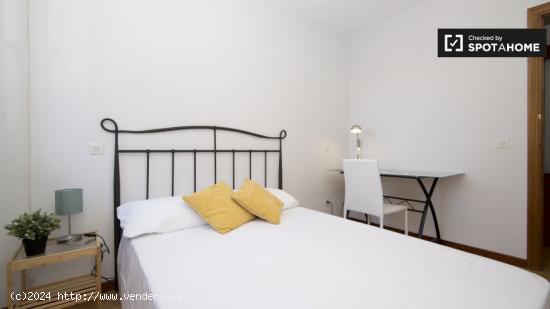 Amplia habitación con calefacción en apartamento de 5 dormitorios, Fuencarral-El Pardo - MADRID