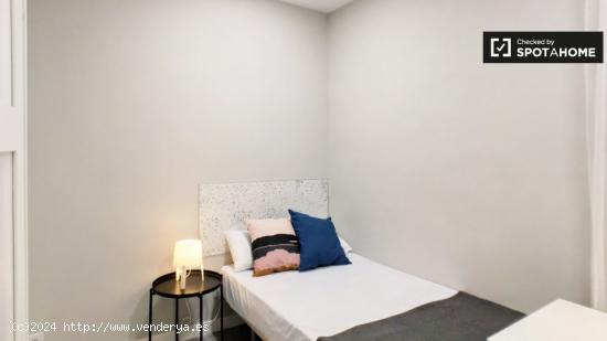 Hermosa habitación en alquiler en precioso apartamento de 5 dormitorios en Rios Rosas / Cuatro Cami