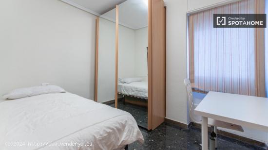 Se alquila habitación en piso de 3 habitaciones en Extramurs - VALENCIA