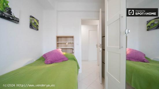 Moderna habitación en alquiler en apartamento de 5 dormitorios en Ciudad Lineal - MADRID