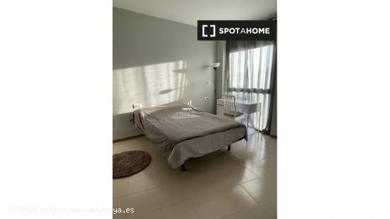 Amplia habitación en alquiler en piso de 2 dormitorios en El Poblenou, Barcelona - BARCELONA
