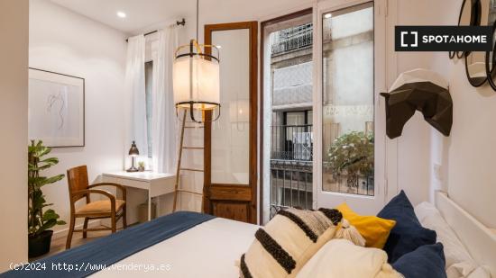 Se alquila habitación en piso de 5 dormitorios en Barrio Gótico - BARCELONA