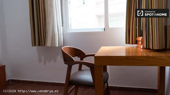 Se alquila habitación en piso de 4 habitaciones en Granada - GRANADA