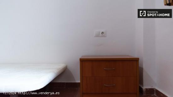 Se alquila habitación en piso de 4 habitaciones en Granada - GRANADA