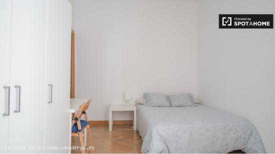 Alquiler de habitaciones en piso de 5 dormitorios en Tirso De Molina - MADRID