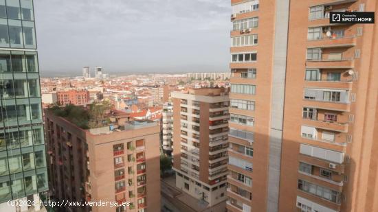  Se alquila habitación en piso de 7 habitaciones en Chamartín, Madrid - MADRID 