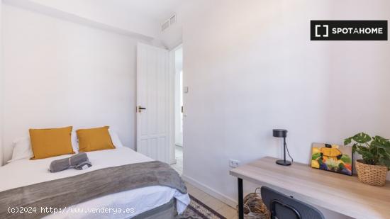 Se alquila habitación en piso de 8 habitaciones en Granada - GRANADA