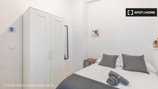 Se alquila habitación en piso de 8 habitaciones en Granada - GRANADA