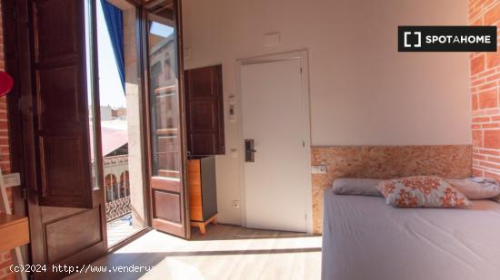 Se alquila habitación en piso de 5 habitaciones en Barcelona - BARCELONA