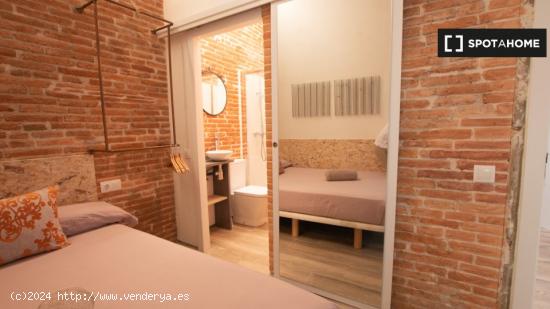 Se alquila habitación en piso de 4 dormitorios en Barcelona - BARCELONA